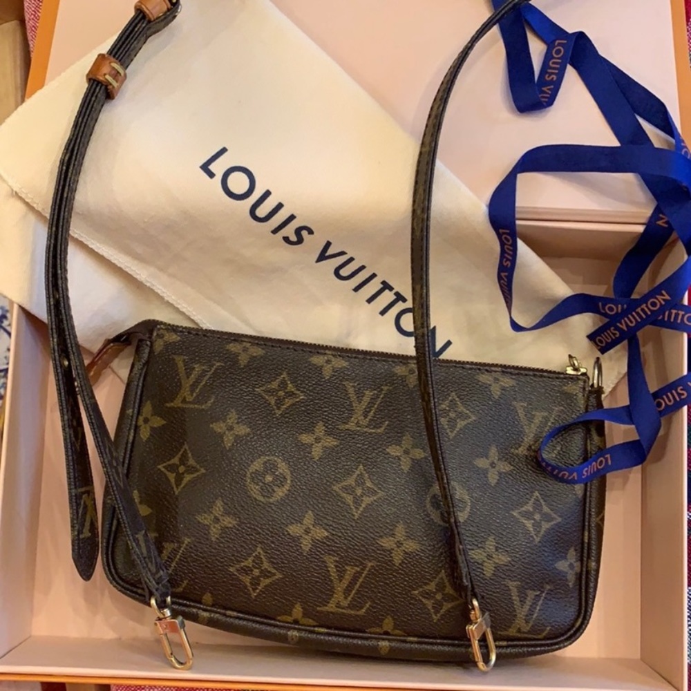 Authentic LV Pochette, great condition